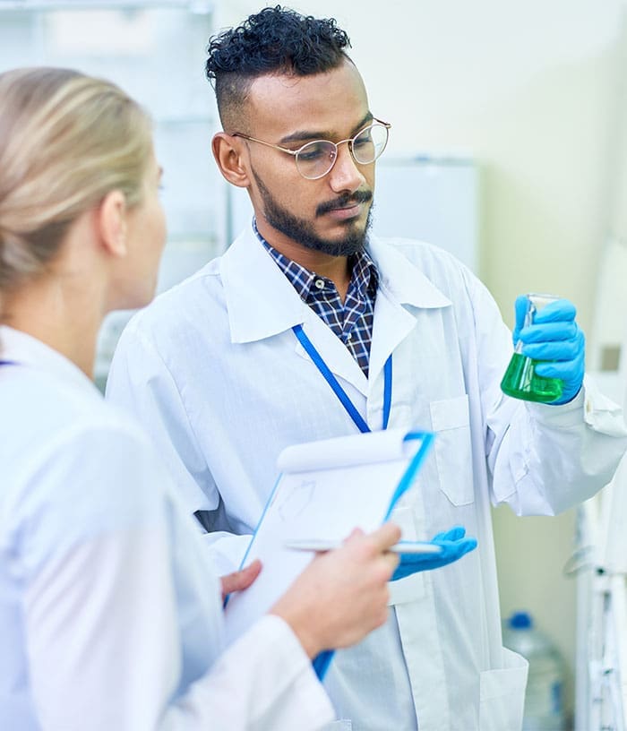 medical students in laboratory 97XUZVM